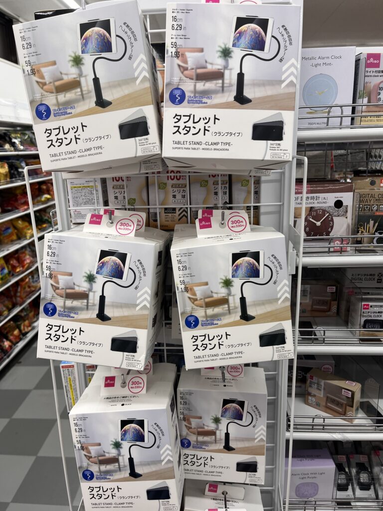 ダイソーではタブレットスタンドが販売している　写真